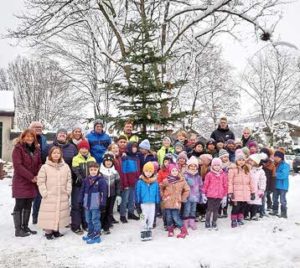 Unsere Kita- Kinder und die Grundschüler beim Schmückendes Weihnachtsbaumes Foto: Iris Wagner